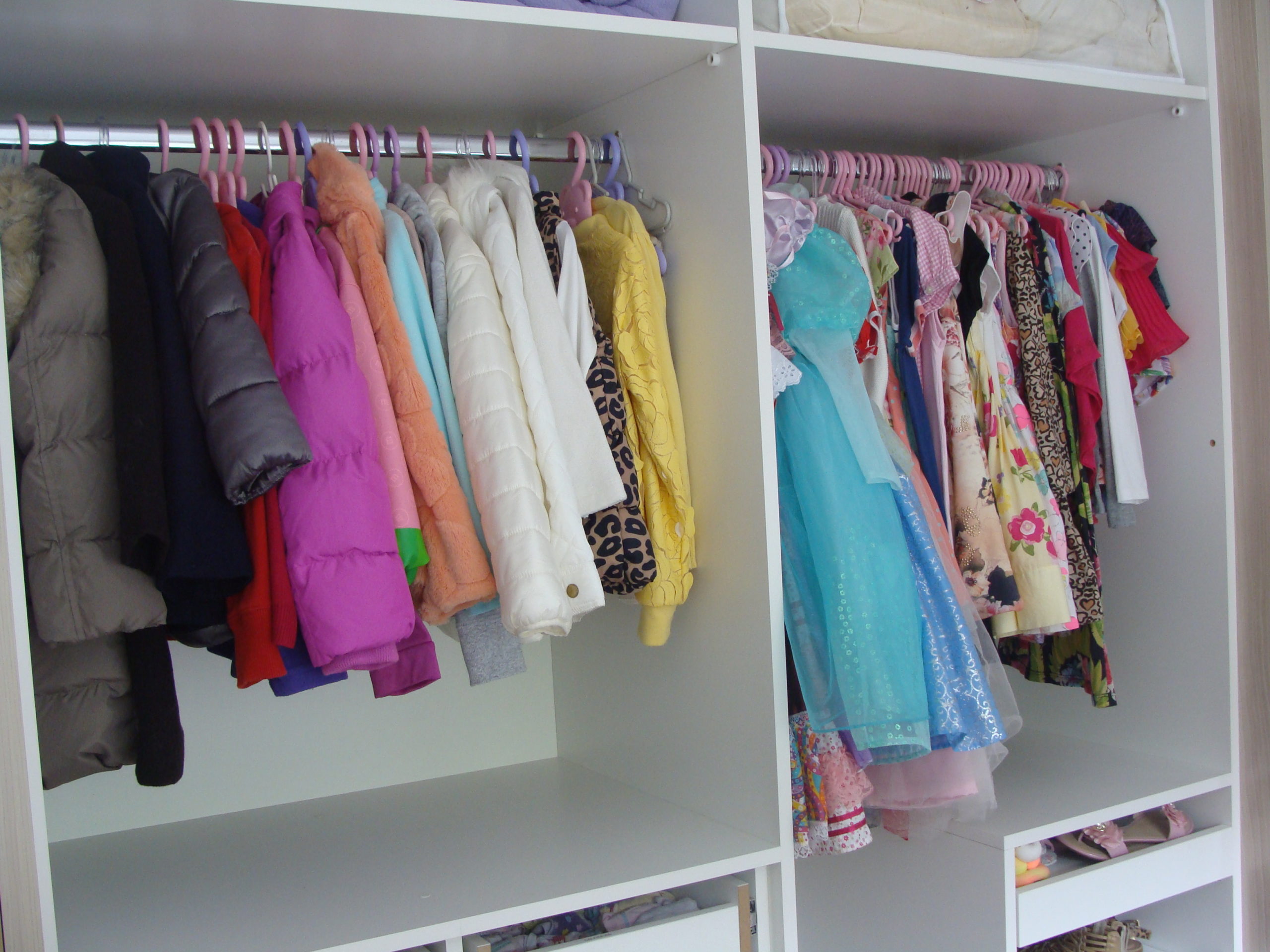 Dicas para organizar um guarda-roupa infantil - FengshuieDecor